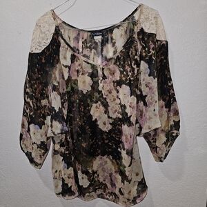 BKE Buckle Daytrip Floral Women's Top with Lace Accents Size Large